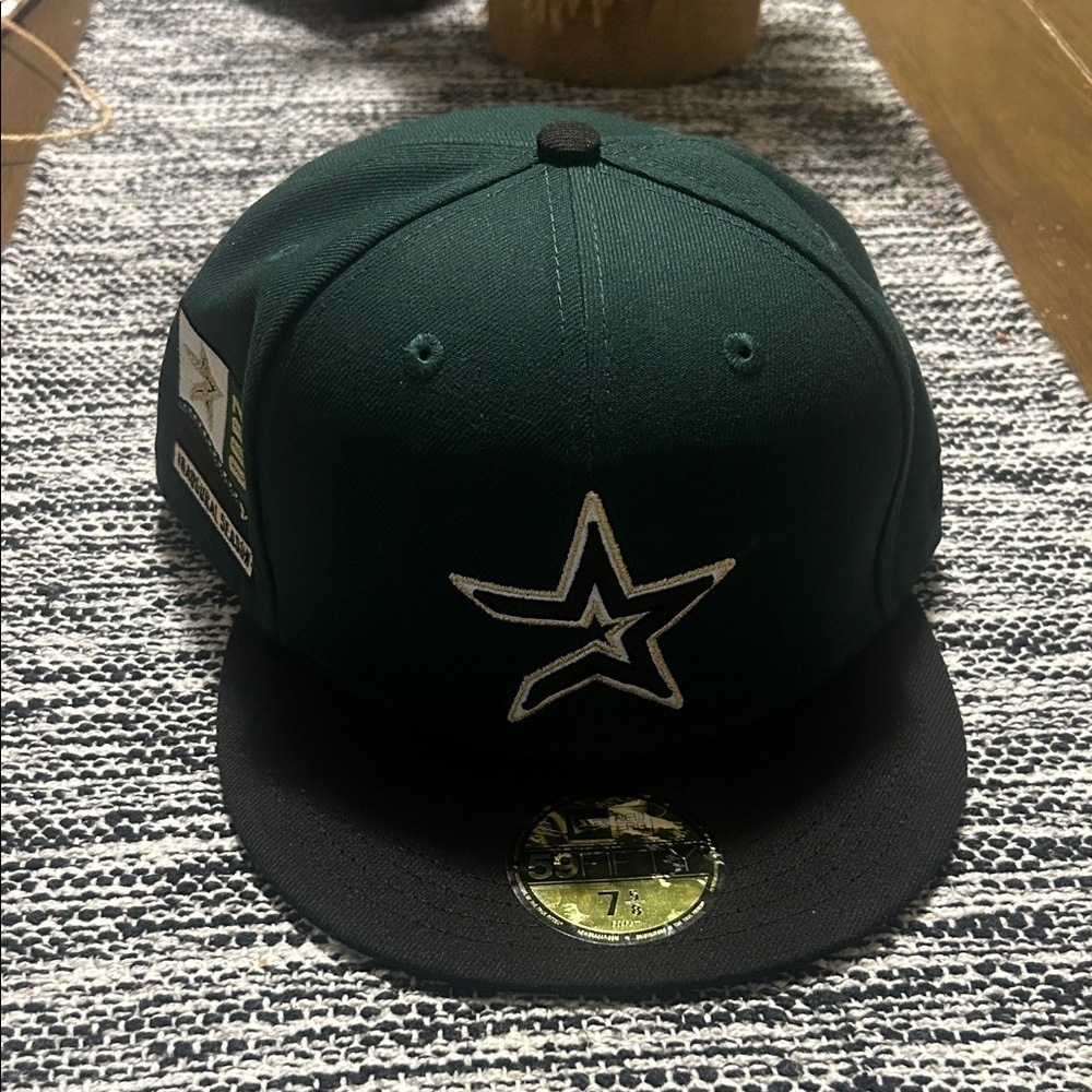 New Era 59fifty 7 5/8 green & black 2000 inaugural season fitted hat, like new